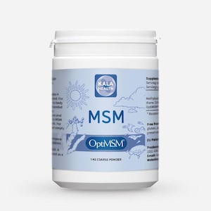 Op de afbeelding: Een witte plastic container met Kala Health MSM OptiMSM grof poeder. Het etiket is lichtblauw met de tekst "MSM" en "OptiMSM". De container heeft een wit deksel en de tekst "1 KG COARSE POWDER".