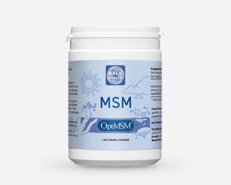 Op de afbeelding: Een witte plastic container met Kala Health MSM OptiMSM grof poeder. Het etiket is lichtblauw met de tekst "MSM" en "OptiMSM". De container heeft een wit deksel en de tekst "1 KG COARSE POWDER".