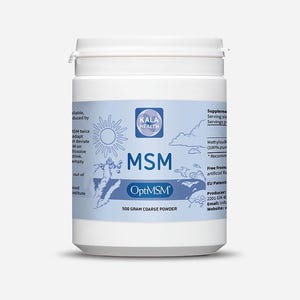 Può includere: Un contenitore di plastica bianca di polvere grossa OptiMSM, un integratore alimentare. L'etichetta presenta il testo "MSM" in grandi lettere blu, insieme al marchio "Kala Health" e al peso del prodotto di 500 grammi.