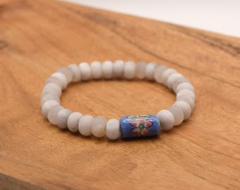 Pulsera elástica de cuentas con ágata y encaje blanco de estilo floral.