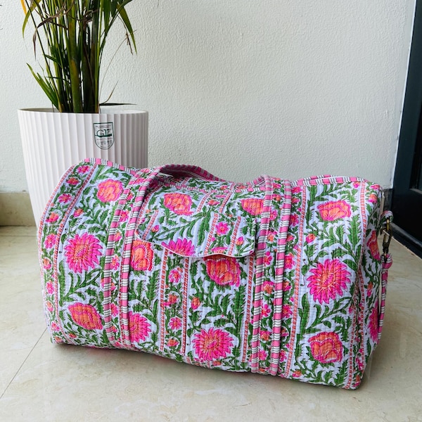 Borsa da viaggio trapuntata con stampa a blocchi di cotone rosa fatta a mano