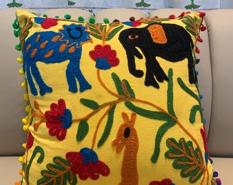 Funda de almohada Suzani bordada, cojín bohemio con pompones