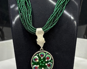 Groene hanger met gesmolten glas, handgemaakte boho-stijl kralen, artistiek ontwerp