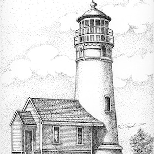 Könnte beinhalten: Eine Schwarzweißzeichnung mit Feder und Tinte eines Leuchtturms mit einem kleinen angebauten Gebäude. Der Leuchtturm hat einen hohen Turm mit einem Laternenraum an der Spitze. Das Gebäude hat ein Satteldach und eine Tür. Die Zeichnung ist vor dem Hintergrund eines bewölkten Himmels angeordnet.