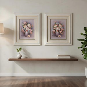 Peut inclure: Deux impressions d'art floral encadrées avec des cadres blancs et des bordures dorées sont accrochées à un mur de couleur claire. L'œuvre d'art présente des bouquets de fleurs dans des vases. Un lampadaire et une plante en pot sont également dans la pièce.