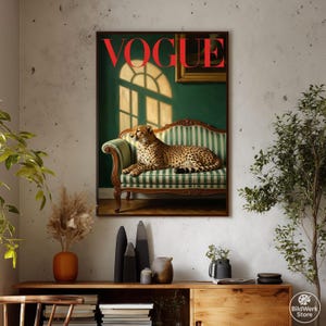 Op de afbeelding: Een ingelijste Vogue-magazinecover met een cheetah op een groen en wit gestreepte bank. De titel van het tijdschrift is rood, tegen een groene achtergrond met een raam.