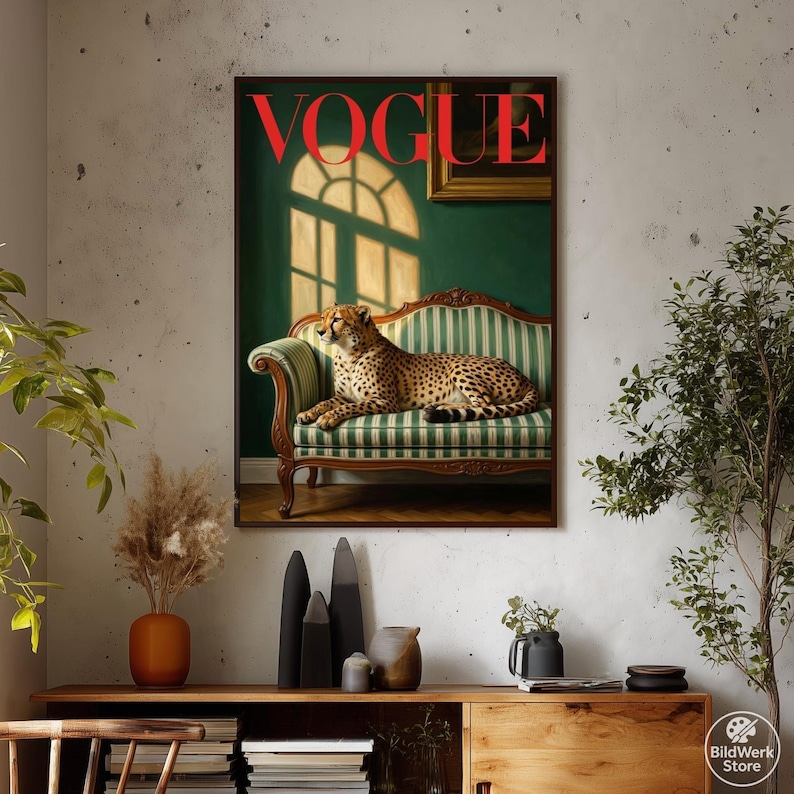 Op de afbeelding: Een ingelijste Vogue-magazinecover met een cheetah op een groen en wit gestreepte bank. De titel van het tijdschrift is rood, tegen een groene achtergrond met een raam.
