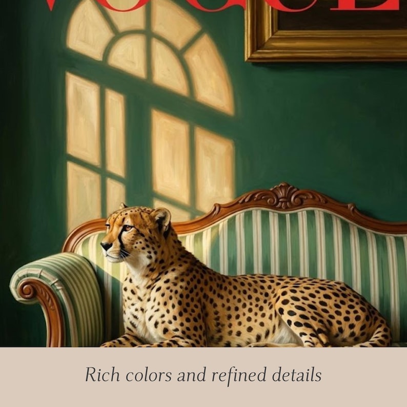 Op de afbeelding: Een schilderij van een cheetah die rust op een groen en wit gestreepte bank. De cheetah heeft een gevlekte vacht en staat tegen een donkergroene muur. Het woord "VOGUE" is zichtbaar bovenaan. De afbeelding heeft een elegante uitstraling.