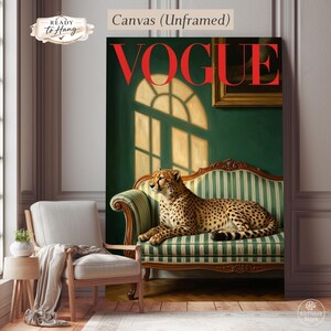 Op de afbeelding: Ongeraffineerde canvas print met een cheetah die op een groen en wit gestreepte bank ligt. Het woord "VOGUE" staat in het rood. Een raam werpt een schaduw op de groene muur. Het kunstwerk is gelabeld "Ready to Hang".