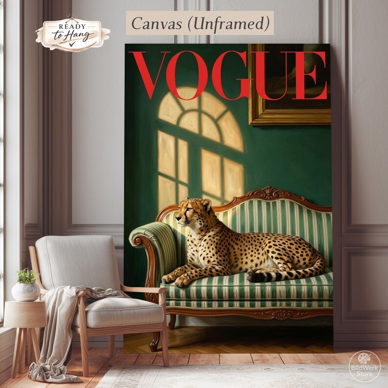 Op de afbeelding: Ongeraffineerde canvas print met een cheetah die op een groen en wit gestreepte bank ligt. Het woord "VOGUE" staat in het rood. Een raam werpt een schaduw op de groene muur. Het kunstwerk is gelabeld "Ready to Hang".