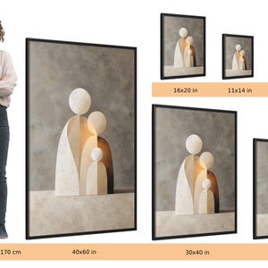 Op de afbeelding: Abstracte gezinskunstprint in zwarte lijsten, verkrijgbaar in diverse formaten. Het kunstwerk toont een minimalistisch ontwerp met beige, cr&egrave;me en bruine vormen. Maten: 101x152 cm, 76x101 cm, 50x76 cm, 40x50 cm, 28x35 cm en 20x25 cm.