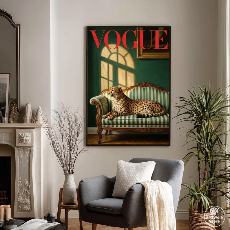 Op de afbeelding: Een ingelijste Vogue-magazinecover met een cheetah die rust op een groen en wit gestreepte bank. Het woord "VOGUE" is rood. Het kunstwerk wordt tentoongesteld in een woonkamer met een grijze fauteuil en een kamerplant.