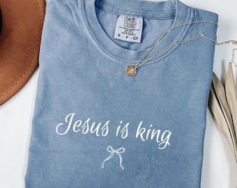 Chemise Jesus Is King, couleurs Christian Comfort, cadeau de vêtements religieux minimalistes à la mode Faith Tee