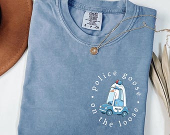 Koszulka Comfort Colors® Police Goose On The Loose, zabawny T-shirt z policjantem, mem z prezentem dla policjanta z gęsią w radiowozie, humor o organach ścigania