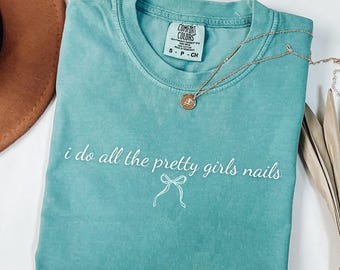 Comfort Colors® Nail Tech Shirt, Geschenk für Nageltechniker, Nageldesigner-Langarm-T-Shirt, Maniküristengeschenk, Nagelstudio-Kleidung Daisy