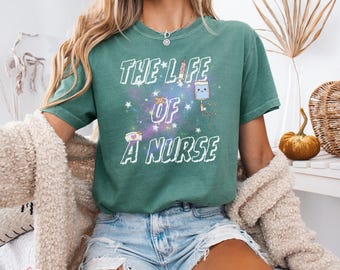 Camiseta de Enfermera de Vida, Comfort Colors®, Divertida Camiseta de Enfermería, Regalo para Estudiantes, Semana de Enfermeras Enfermeras Prácticas (RN LPN), Salud