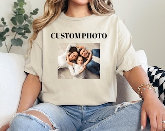 カスタムフォトTシャツ Gildan® パーソナライズ写真Tシャツ。彼や彼女への写真ギフト、お母様、お父様、お誕生日の家族へのギフトとして。