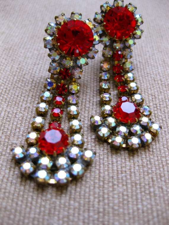with a natural border. Chunky Collection square ear clips tomato-red