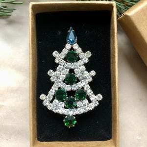 Christmas vintage brooch, Czech rhinestone pin, Christmas Tree Brooch, Christmas gift, Christmas jewellery, Sparkly Christmas brooch, Gift