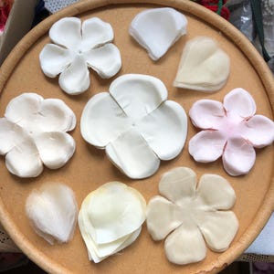 Pétalos de flores de seda vintage, 108 flores de sombrerería francesa de seda hechas a mano, flores de seda color crema y rosa ruborizado, ramilletes hechos a mano para sombrerería.
