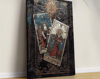 Peut inclure: Impression sur toile sombre avec deux cartes de tarot superposées sur un fond texturé. Les cartes représentent des personnages en tenue ornée, avec le mot "REERANY" visible sur l'une d'elles. Le fond présente un motif en forme d'éclat de soleil et des éléments décoratifs.