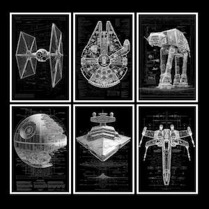 Może przedstawiać: Sześć oprawionych planów Star Wars w czerni i bieli. Obrazy przedstawiają myśliwiec TIE, Sokół Millennium, AT-AT walker, Gwiazdę Śmierci, Niszczyciel Gwiezdny i myśliwiec X-wing. Szczegółowe rysunki techniczne są na czarnym tle.