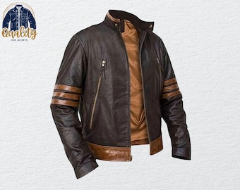 Puede incluir: Chaqueta de cuero marrón con cuello alzado e interior marrón. La chaqueta tiene rayas marrones en las mangas y dos bolsillos con cremallera. El logotipo "Quality One Jackets" está en la esquina superior izquierda.