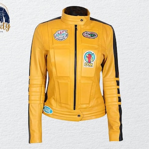 以下が含まれることがあります： 黒いアクセントとスタンドカラー、複数のパッチが付いた黄色のレザージャケット。 ジャケットはフロントジッパー、ウエストのスナップ留め、袖のパッド入りディテールが特徴です。 ジャケットの左下に「CRANE」の文字があります。