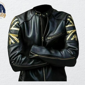 Könnte beinhalten: Schwarze Lederjacke mit goldenen Akzenten auf den Schultern, die das Union Jack-Design zeigen. Die Jacke hat einen Reißverschluss, mehrere Taschen und einen Stehkragen. Ein Logo befindet sich oben links.