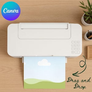 Könnte beinhalten: Ein weißer Drucker ist auf einer Holzoberfläche zu sehen, mit einem gedruckten Bild einer Landschaft, das aus dem Ausgabefach kommt. Das Bild enthält einen blauen Himmel, eine weiße Wolke und grüne Hügel. Das Wort "Canva" befindet sich in einem Kreis oben links, und die Worte "Drag and Drop" sind grün geschrieben.