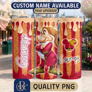 Peut inclure: Trois gobelets cylindriques avec un motif de gouttes à paillettes rouges et dorées. Le gobelet central affiche un personnage de dessin animé avec un chapeau marron et une tunique rouge. Le texte Grumpy et une icône Mickey Mouse sont visibles.