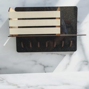 Rustieke houten sleutelhouder met plank: aan de muur gemonteerde halorganizer