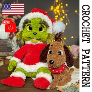 Puede incluir: Un muñeco de peluche verde del Grinch con gorro de Papá Noel y traje rojo, junto con un perro de peluche marrón con collar rojo. Las palabras "CROCHET PATTERN" están impresas verticalmente.