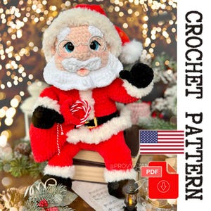 Pode incluir: Boneco do Pai Natal de croch&ecirc;, vestindo um fato vermelho com acabamentos brancos, um cinto preto e luvas pretas. O boneco tem barba branca, &oacute;culos e um chap&eacute;u vermelho. Ele segura uma bengala de doces. A imagem inclui o texto "CROCHET PATTERN".
