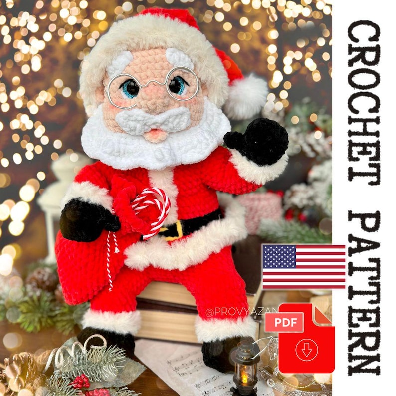 Pode incluir: Boneco do Pai Natal de croch&ecirc;, vestindo um fato vermelho com acabamentos brancos, um cinto preto e luvas pretas. O boneco tem barba branca, &oacute;culos e um chap&eacute;u vermelho. Ele segura uma bengala de doces. A imagem inclui o texto "CROCHET PATTERN".
