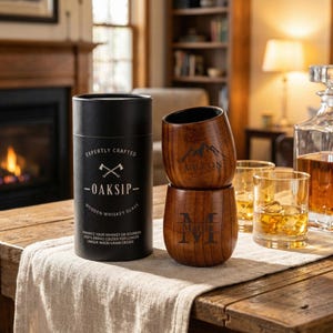 Conjunto de 2 copos de uísque de madeira personalizados com gravação, copos de bourbon de carvalho carbonizado personalizados, copos rústicos para scotch, presente para padrinhos.
