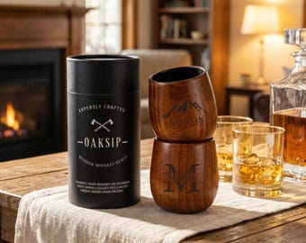 Bicchieri da whisky in legno incisi su misura, bicchieri da bourbon in rovere carbonizzato personalizzati, set regalo di 2 bicchieri da scotch rustici, regalo per lui e i testimoni dello sposo.