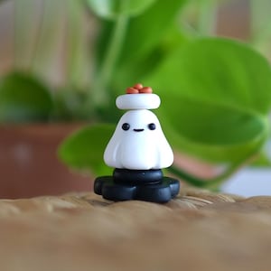 Geist Ovitos mit Ei Schleife - Handgemachter Halloween Buddy | Gruselige Schreibtisch Figur | Büro Dekor | Halloween Geschenk