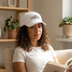 Baseballpet Book Lover | Geborduurde bloementypografie, leesthema