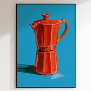 Könnte beinhalten: Ein gerahmter Kunstdruck, der eine leuchtend orangefarbene Mokkakanne mit braunem Griff vor einem einfarbigen, hellblauen Hintergrund zeigt. Die Illustration fängt das facettierte Design der Kaffeekanne mit deutlichen Lichtreflexen ein.