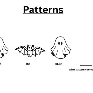 Puede incluir: Un fondo blanco con la palabra "Patterns" encima de una secuencia de ilustraciones en blanco y negro. La secuencia muestra un fantasma, un murciélago y un fantasma. La pregunta "¿Qué patrón viene después?" está debajo.