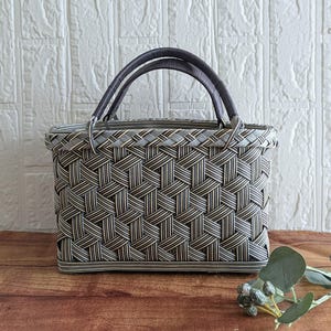 A chic, modern Japanese-style basket bag made with craft bands that complements any outfit. Perfect for outings.