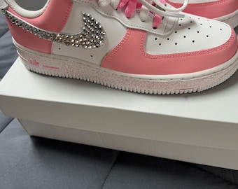 Zapatillas Nike Air Force 1 personalizadas para mujer en color rosa.