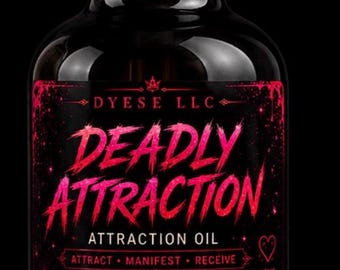 Op de afbeelding: Een zwarte glazen druppelfles met het label Deadly Attraction. Het label bevat roze tekst, een hart met een kroon en de woorden Attract, Manifest, Receive, Love, Attraction, Focus, Manifest en 1 oz. Het ontwerp bevat roze accenten.