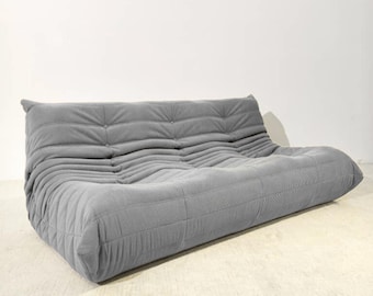 Sofá de 3 plazas gris personalizable, estilo escandinavo.