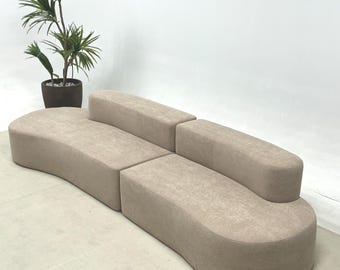 Sofá escultural a medida, de 2, 3 o 4 plazas, disponible en todos los tejidos y colores.