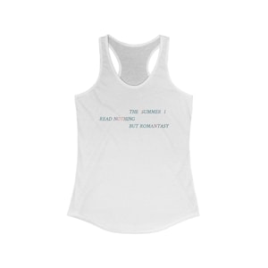 Peut inclure: Débardeur blanc avec le texte "THE SUMMER I READ NOTHING BUT ROMANTASY" en bleu sarcelle et bleu. Le débardeur a un col rond et un dos nageur.