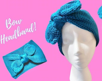 Peut inclure: Un bandeau en tricot bleu turquoise avec un grand nœud sur le dessus. Le bandeau est présenté sur une tête de mannequin. Le texte "Knitting" est écrit verticalement sur le côté gauche de l'image et le texte "Bow Headband!" est écrit en blanc sur un fond rose.