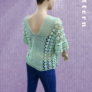 Peut inclure: Un haut en crochet vert clair avec un col en V et un motif en crochet. Le haut est port&eacute; par un mannequin sur un fond violet. Le texte "Pattern" est &eacute;crit verticalement sur le c&ocirc;t&eacute; droit de l'image. Le texte "www.nataliespot.etsy.com" est en bas de l'image.