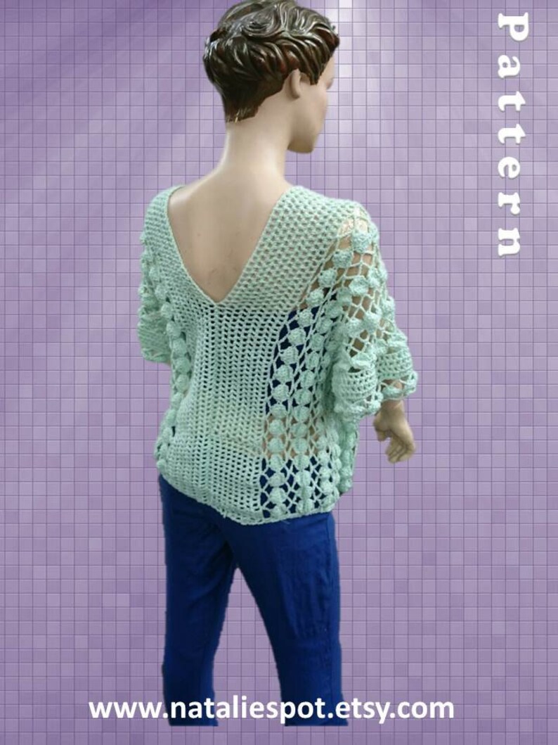 Peut inclure: Un haut en crochet vert clair avec un col en V et un motif en crochet. Le haut est port&eacute; par un mannequin sur un fond violet. Le texte "Pattern" est &eacute;crit verticalement sur le c&ocirc;t&eacute; droit de l'image. Le texte "www.nataliespot.etsy.com" est en bas de l'image.